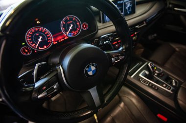 Lviv, Ukrayna - 6 Ağustos 2022: BMW araba direksiyonu