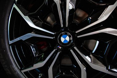 Lviv, Ukrayna - 6 Ağustos 2022: BMW tekerleğinin yakın çekimi