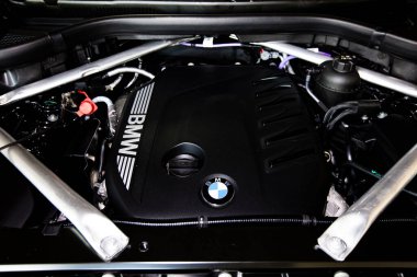 Lviv, Ukrayna - 3 Temmuz 2023: BMW motor kompartımanının kapatılması