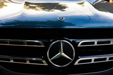 Stuttgart, Almanya - Haziran 2023: Siyah araba Mercedes-Benz tabelası