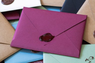 Vintage zanaat zarf kırmızı mum mühür damgası yazışmalar için