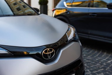 Lviv, Ukrayna - 15 Temmuz 2023: Gümüş Toyota C-HR Melezi