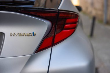 Lviv, Ukrayna - 15 Temmuz 2023: Gümüş Toyota C-HR Melezi