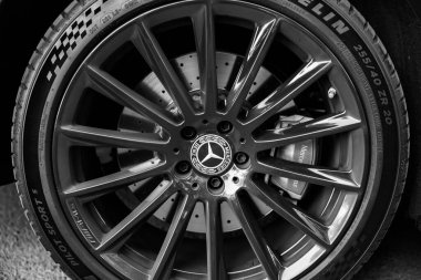Stuttgart, Almanya - Haziran 2023 Mercedes-Benz tekerleği. Mercedes amg karbon seramik frenler. Michelin lastikleri