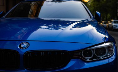 Lviv, Ukrayna - 6 Ağustos 2022: BMW 4 2014 amblemi BMW 4 2014