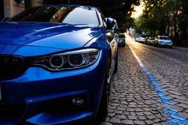Lviv, Ukrayna - 6 Ağustos 2022: BMW 4 2014 amblemi BMW 4 2014
