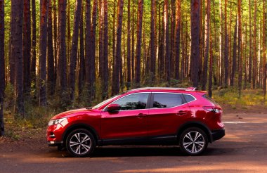 Lviv, Ukrayna - 15 Temmuz 2023: Ormanda Kızıl Nissan Kashqai