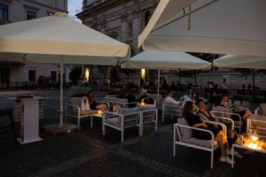 Lviv, Ukrayna - 12 Temmuz 2023: Lviv açık hava restoranında insanlar