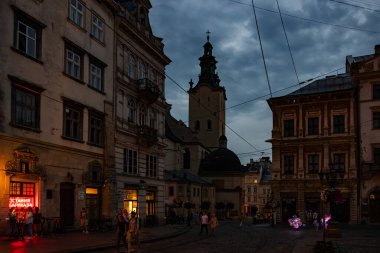 Lviv, Ukrayna - 12 Temmuz 2023: İnsanlar Lviv 'de Pazar Meydanı' nda yürüyorlar