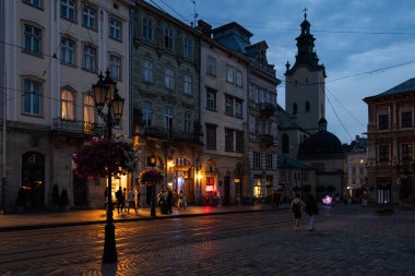 Lviv, Ukrayna - 12 Temmuz 2023: İnsanlar Lviv 'de Pazar Meydanı' nda yürüyorlar