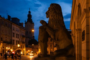 Lviv, Ukrayna - 12 Temmuz 2023: Lviv City Hall, Ukrayna yakınlarındaki Aslan Heykeli