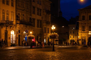 Lviv, Ukrayna - 12 Temmuz 2023: İnsanlar Lviv 'de Pazar Meydanı' nda yürüyorlar