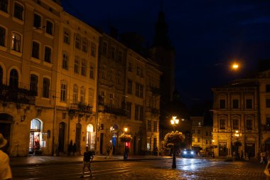 Lviv, Ukrayna - 12 Temmuz 2023: İnsanlar Lviv 'de Pazar Meydanı' nda yürüyorlar