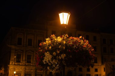 Ukrayna 'nın Lviv kentindeki pazar meydanındaki fenerin kapatılması.