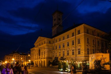 Lviv, Ukrayna - 12 Temmuz 2023: Akşam Lviv Belediye Binası