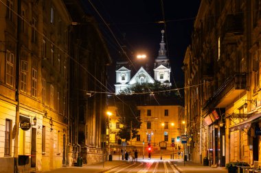 Lviv, Ukrayna - 12 Temmuz 2023: Karmelit Kilisesi 'ne, Lviv Başmelek Kilisesi' ne
