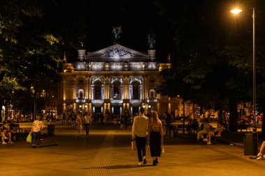 Lviv, Ukrayna - 12 Temmuz 2023: Lviv Ulusal Operası yakınında genç bir çift