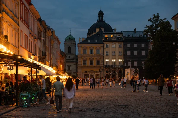 Lviv Ukrayna Temmuz 2023 Nsanlar Lviv Pazar Meydanı Nda Yürüyorlar — Stok fotoğraf