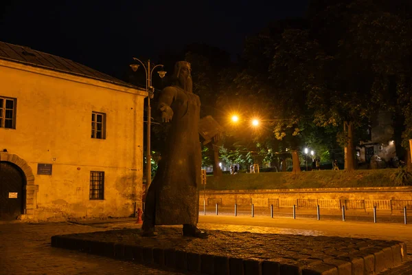 Lviv Ukraine July 2023 Monument Ivan Fedorov Lviv Night — Stock Photo, Image