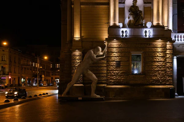 乌克兰利沃夫 2023年6月29日 利沃夫国家歌剧院 Lviv National Opera 附近的Arbitrium雕塑作为支持乌克兰和将战争赶走的象征 — 图库照片