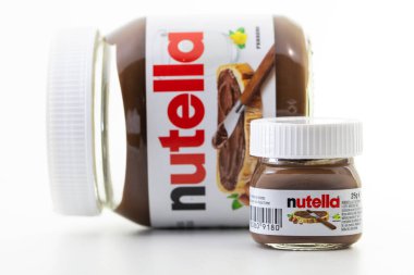 Roma, İtalya - 23 Temmuz 2023: Nutella tatlandırılmış fındıklı kakao beyaz arka planda izole edilmiş