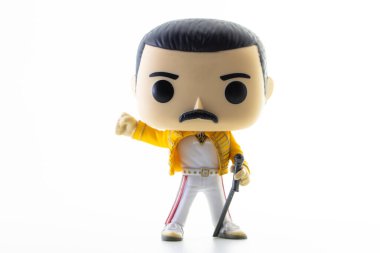 Londra, İngiltere - 23 Temmuz 2023: Freddie Mercury 'nin (Kraliçe) beyaz arka plandaki Funko POPO vinil figürü
