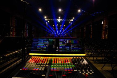 Konser salonunda aydınlatma teknisyeni ekipmanı