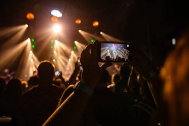El ele tutuşup konserde fotoğraf çekiyoruz. Konser arkaplanı