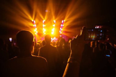 El ele tutuşup konserde fotoğraf çekiyoruz. Konser arkaplanı