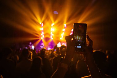 El ele tutuşup konserde fotoğraf çekiyoruz. Konser arkaplanı