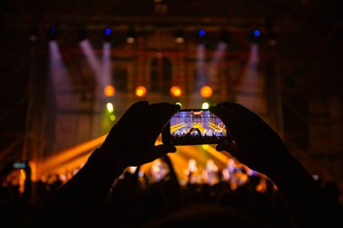 El ele tutuşup konserde fotoğraf çekiyoruz. Konser arkaplanı