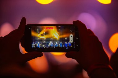 El ele tutuşup konserde fotoğraf çekiyoruz. Konser arkaplanı