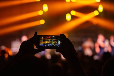 El ele tutuşup konserde fotoğraf çekiyoruz. Konser arkaplanı