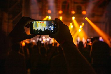 El ele tutuşup konserde fotoğraf çekiyoruz. Konser arkaplanı