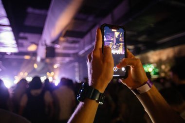 El ele tutuşup konserde fotoğraf çekiyoruz. Konser arkaplanı