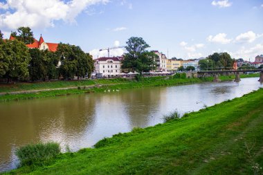 Uzhhorod, Ukrayna - 24 Ağustos 2023: Uzhhorod, Ukrayna 'daki Uzh nehri manzarası