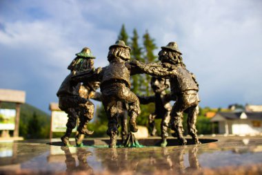 Mizhhiria, Ukrayna - 29 Ağustos 2023: Arkan Dansı 'nın mini heykeli