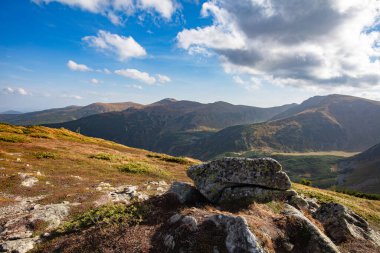 Ukrayna Karpatları 'ndaki Chornohora dağ sırasının manzarası