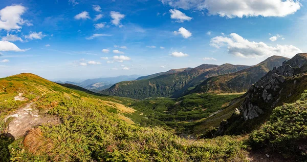ウクライナのカルパチアのチョルノラ山脈のシャプティシ山の鋭い岩 — ストック写真