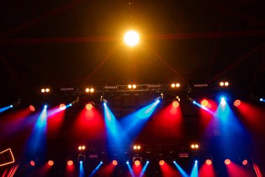 Tasarım amacıyla boş sahnede renkli konser ışıkları