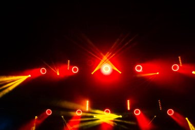 Tasarım amacıyla boş sahnede renkli konser ışıkları