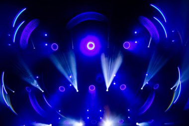 Tasarım amacıyla boş sahnede renkli konser ışıkları