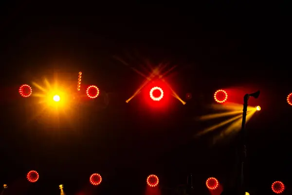 空旷舞台上五彩缤纷的音乐会彩灯 供设计之用 — 图库照片