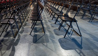 Tasarım amacıyla eğlence salonunda siyah boş sandalyeler.