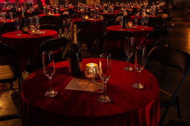 Eğlence salonunda kırmızı masa örtülü yuvarlak masa.