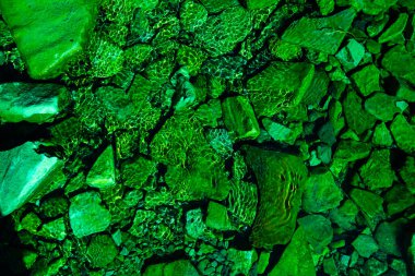 Tasarım amacı için yeşil dekoratif taşlar desenli arka plan