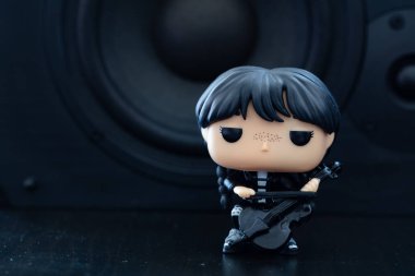 Washington, ABD - 7 Ekim 2023: Funko POP Çarşamba günü çello çalan vinil figür