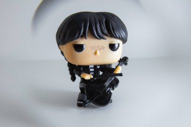 Washington, ABD - 7 Ekim 2023: Funko POP Çarşamba günü çello çalan vinil figür