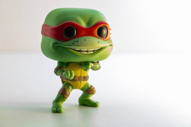 Washington, ABD - 7 Ekim 2023: Rafael Ninja Kaplumbağa 'nın plastik figürü beyaz arka planda izole edildi