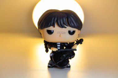 Washington, ABD - 7 Ekim 2023: Funko POP Çarşamba günü çello çalan vinil figür